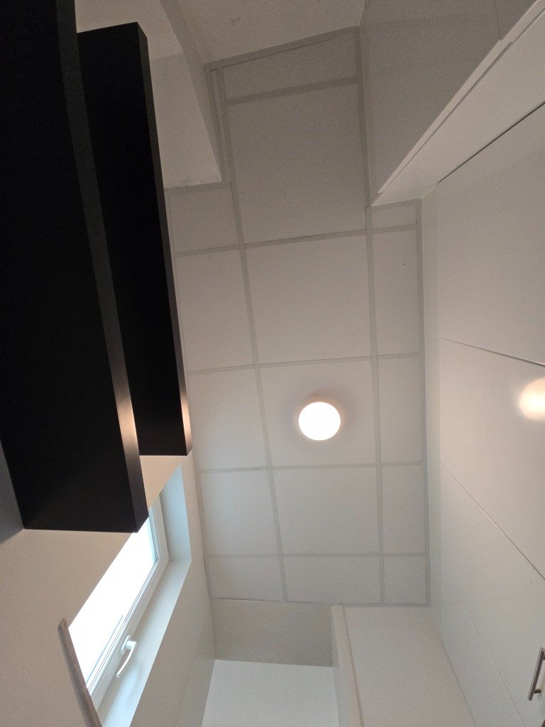 Faux-plafond suspendu après rénovation à Bruxelles