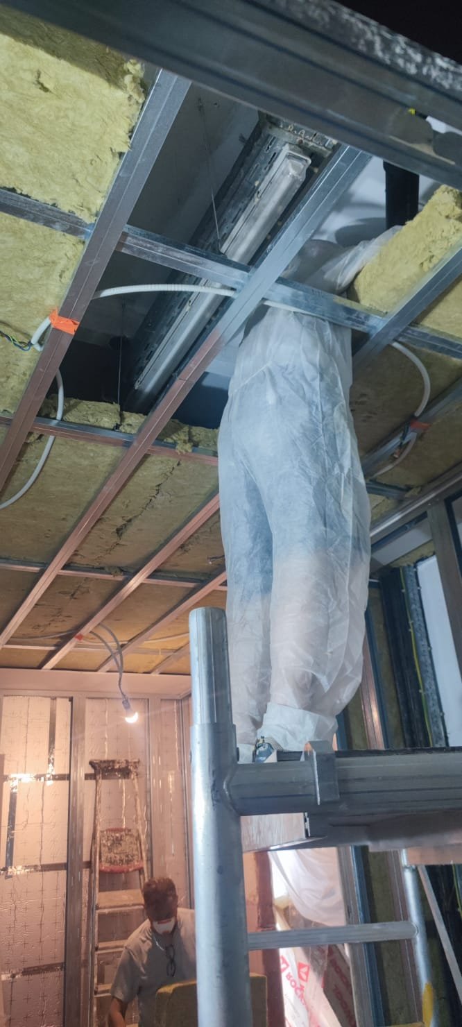 Montage d'ossature métallique Metal Stud pour cloison Gyproc à Bruxelles