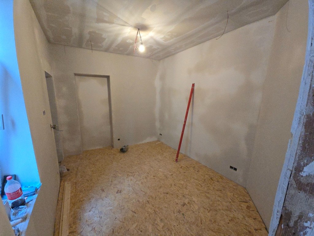 Cloison Gyproc avec niche cintrée & porte encastrée après travaux