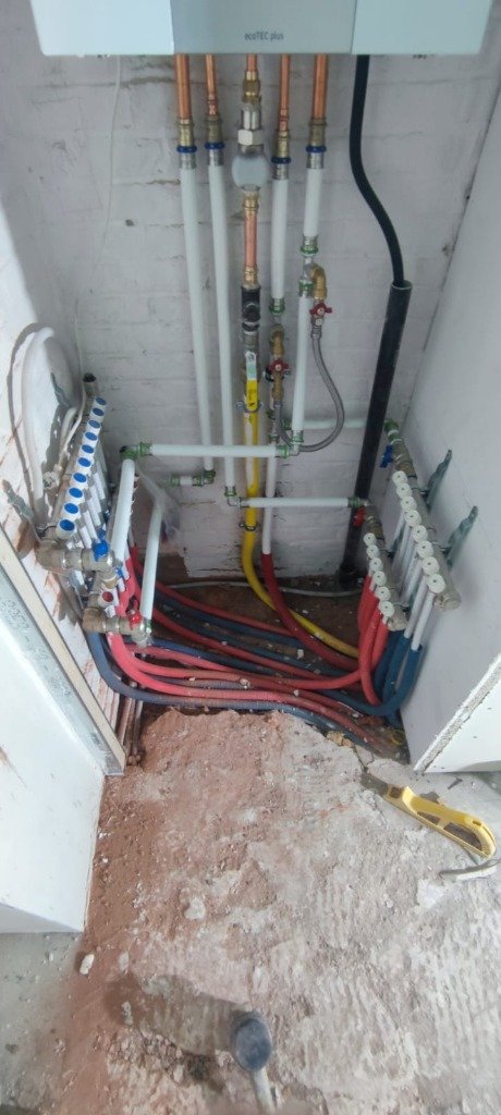 Installation de la chaudière Vaillant ecoTEC plus, tuyauteries & collecteurs sanitaires à Bruxelles